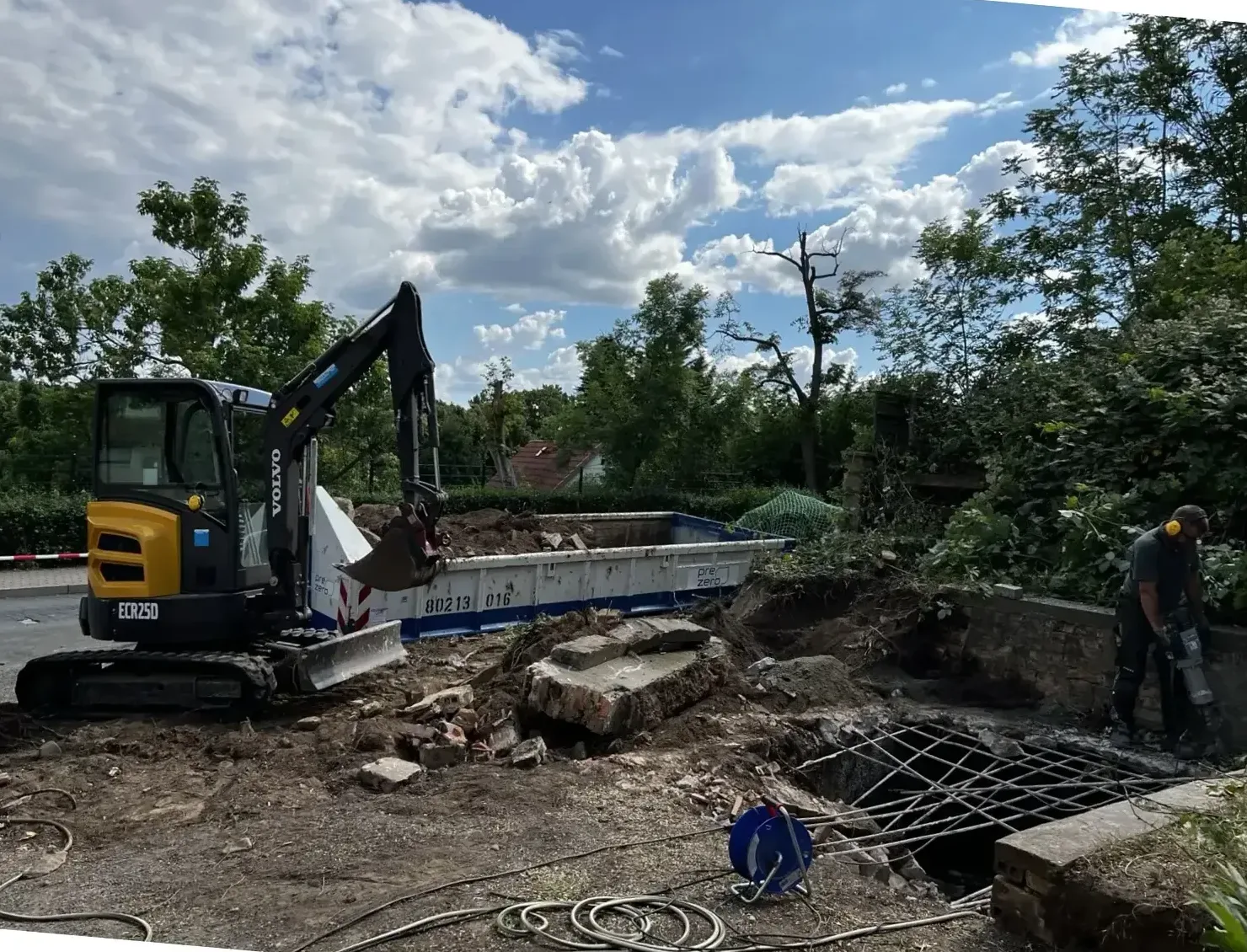 Bagger bei der Baustellenvorbereitung mit Abrissarbeiten