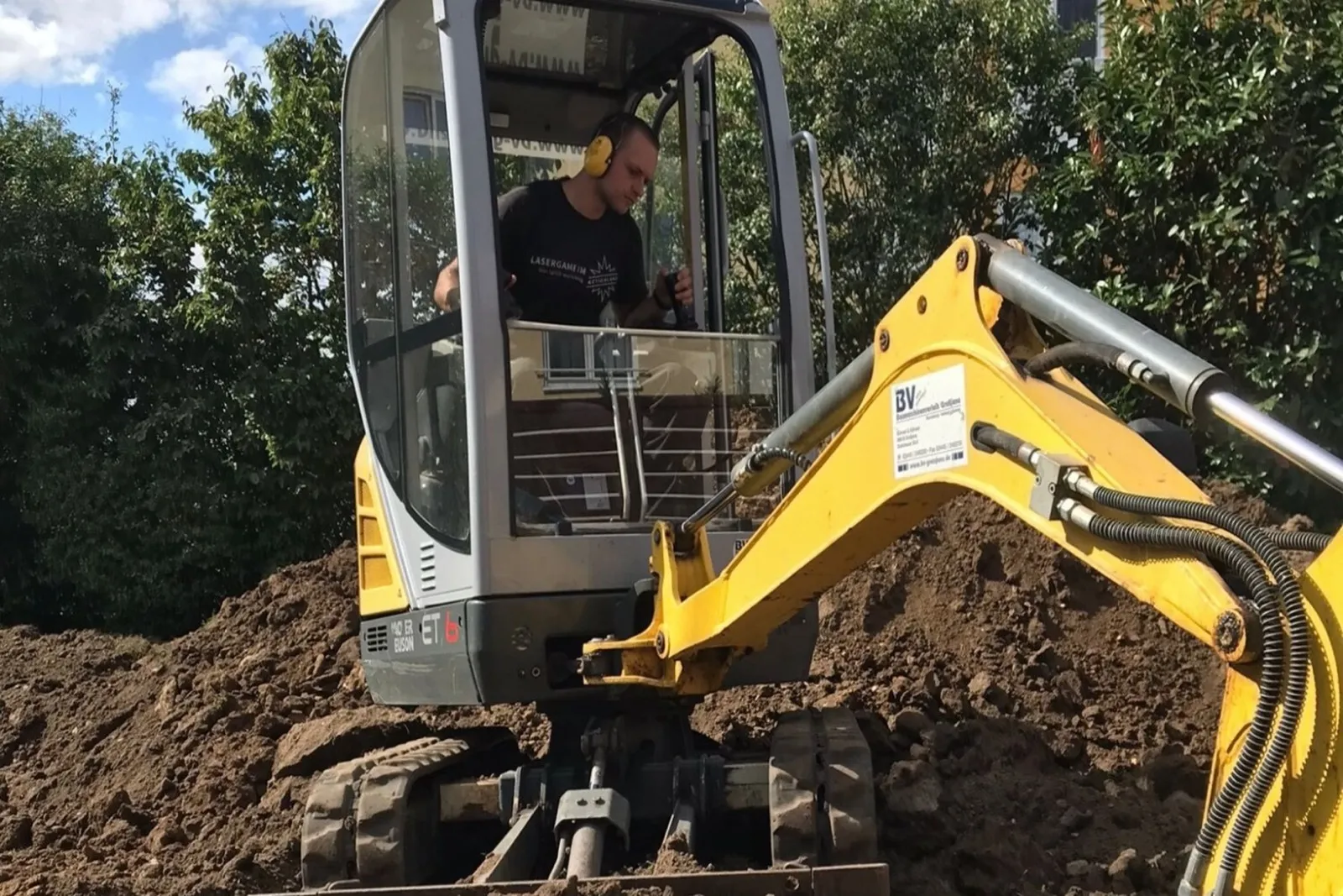 Minibagger beim Erdaushub auf einer Baustelle im Burgenlandkreis