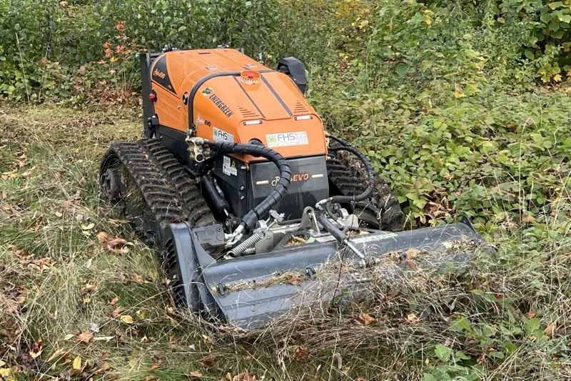 Ferngesteuerter Raupenmulcher Energreen RoboEVO bei Mulcharbeiten auf Grünfläche