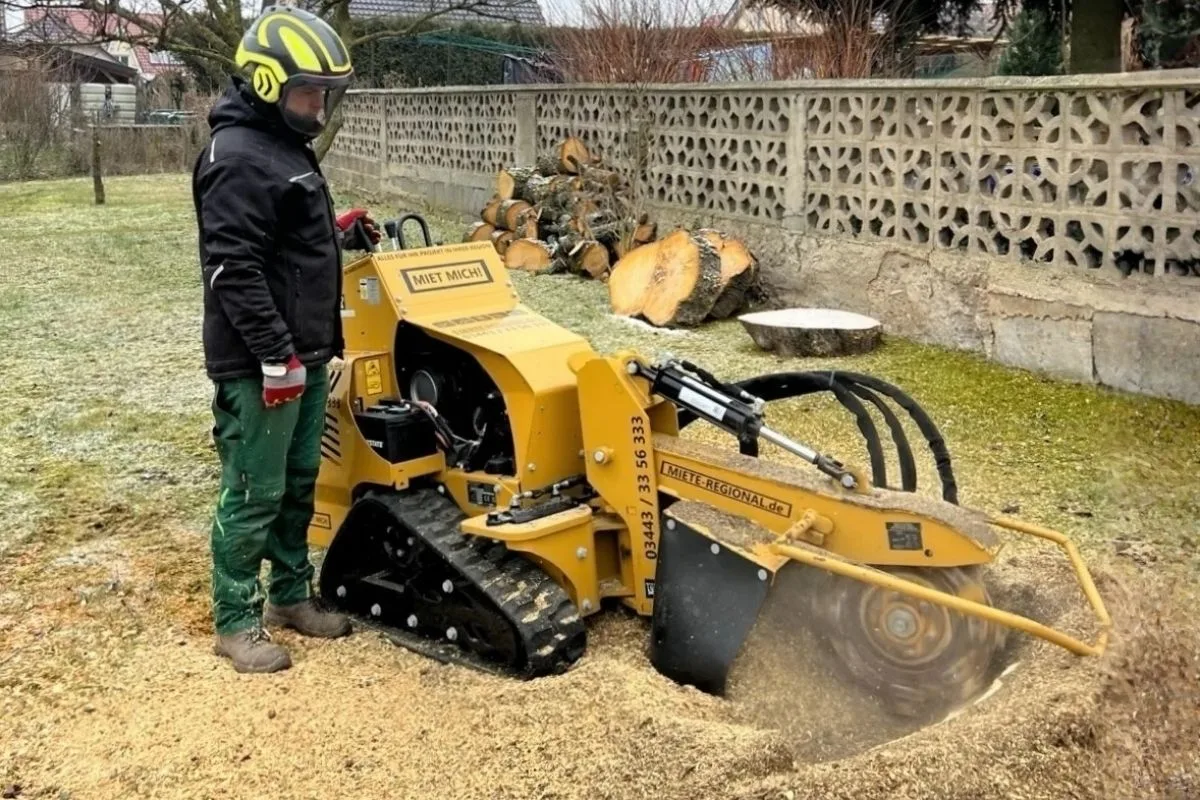 Stubbenfräse bei der Wurzelstockentfernung im Garten