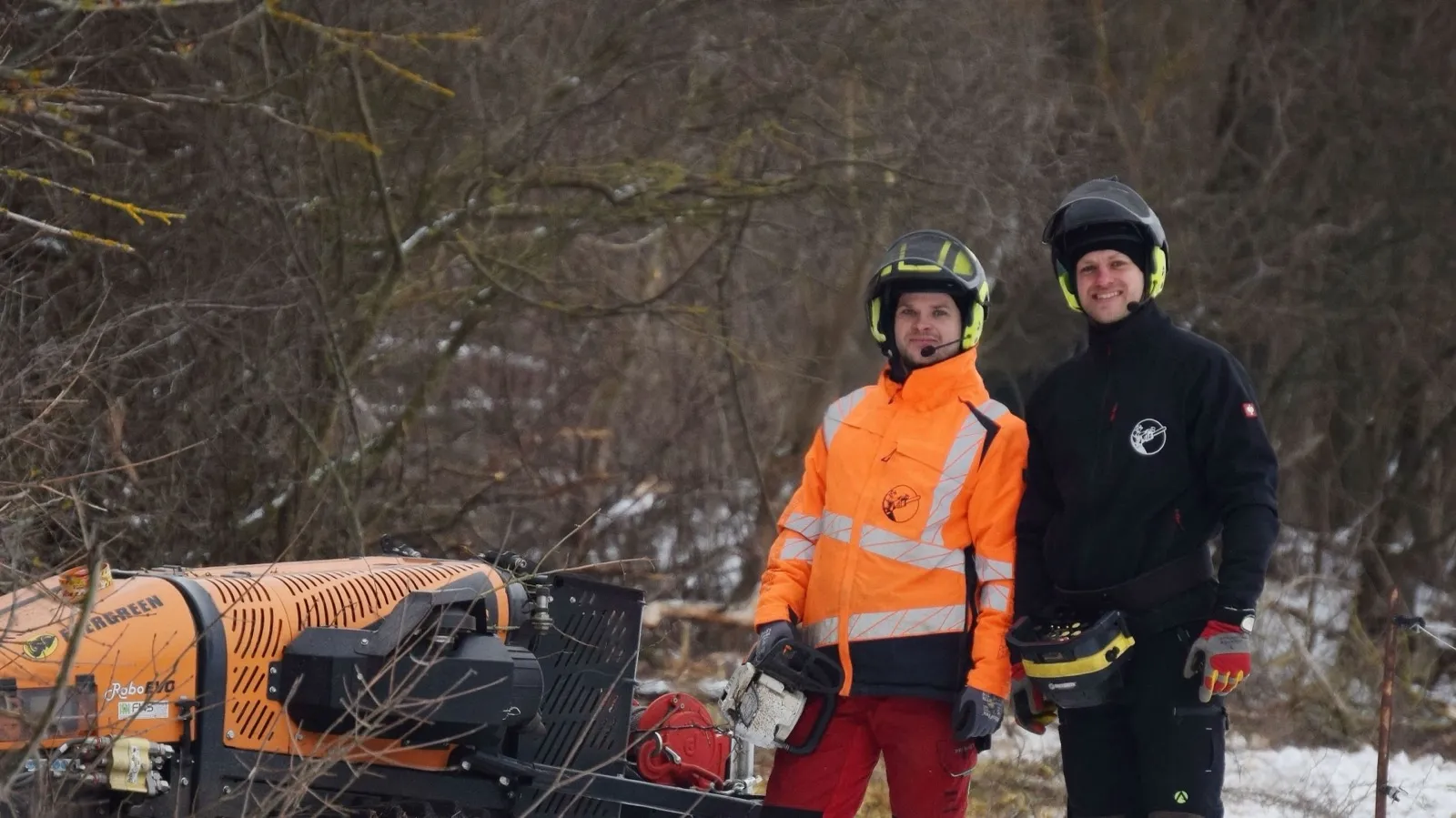 Markus und Pascal Ritter mit Raupenmulcher beim Wintereinsatz